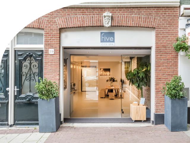Entrance of Five City Spa in De Pijp, a building with a glass door